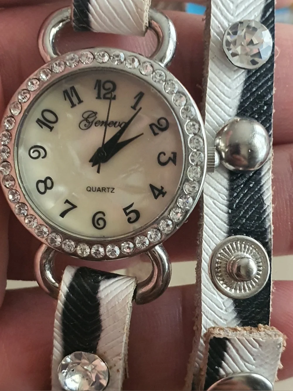 🦋10/$20🦋 Geneva Silver/MOP Rhinestone Leather Double Loop Women's Watch
